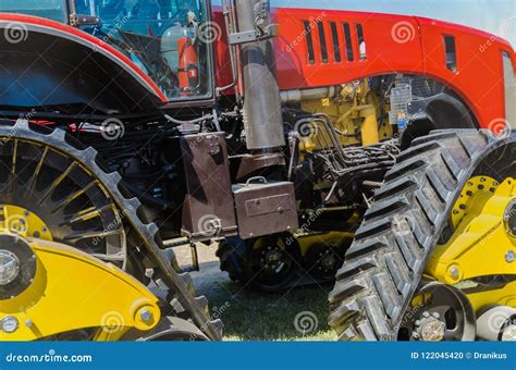 Tractor Moderno Para La Agricultura En La Granja Con Un Motor Potente