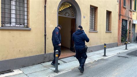 Tentato Omicidio In Via Rialto Donna Accoltellata Al Collo Grave