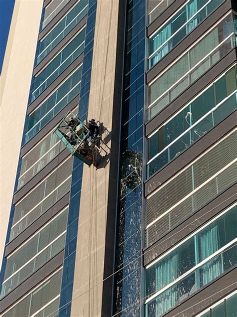 Bombeiros resgatam pintores que ficaram pendurados em fachada de prédio