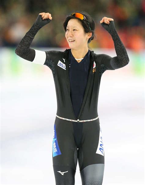 ＜スピードスケートw杯第1戦2日目＞女子1500メートル、優勝しガッツポーズをする高木美 ― スポニチ Sponichi Annex スポーツ