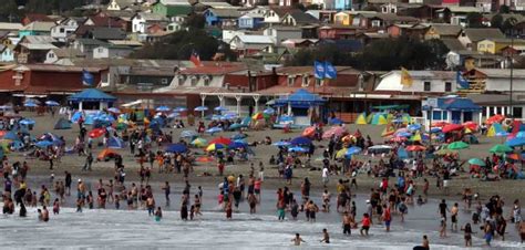 Galer A De Im Genes Miles De Personas Prefieren Playa Grande De