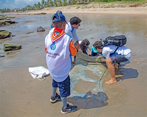 Vila Galé retira uma tonelada de lixo da praia de Touros no Rio Grande