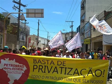 Manifestação fecha ruas do centro de Maceió contra PEC do teto dos