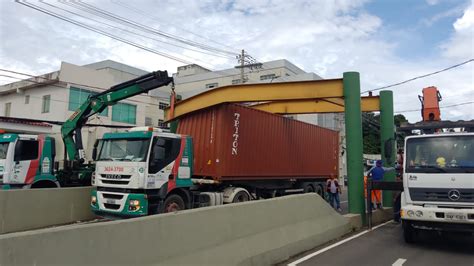 Carreta Bate Em Limitador De Altura E Fica Presa Em Avenida Em Manaus