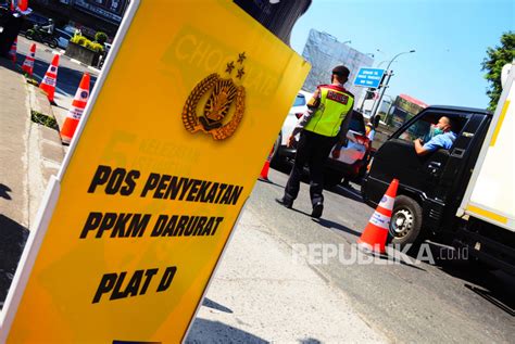 Penyekatan Kendaraan Di Gerbang Tol Buah Batu Republika Online