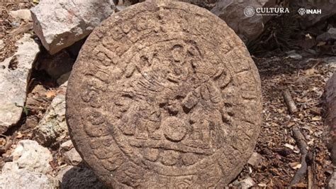 Arqueólogos descubren un marcador de un juego de pelota maya de más de