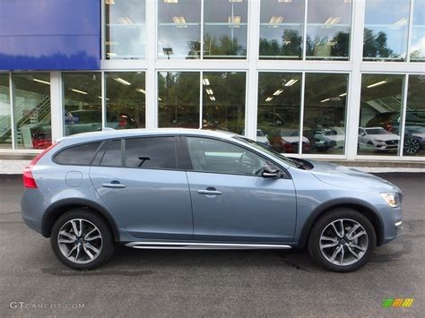 Mussel Blue Metallic Volvo V Cross Country T Awd