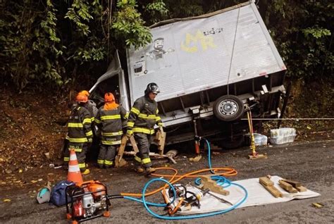 Acidente Com Caminhão Na Rodovia Oswaldo Cruz Em Ubatuba Deixa Dois