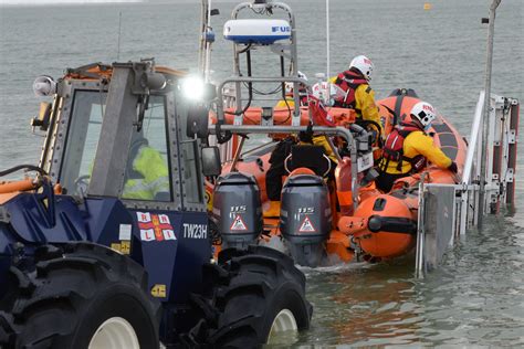 Whitstable Lifeboat Assists Motor Cruiser Rnli