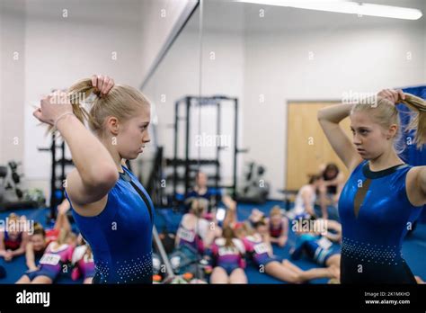 Athlete fixing hi-res stock photography and images - Alamy