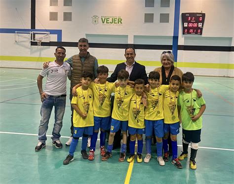 GRAN AMBIENTE EN EL TORNEO DE FÚTBOL SALA DE SEMANA SANTA PARA MENORES