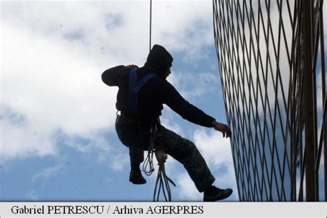 Hunedoara Un Alpinist Utilitar A Sc Pat Cu Via Dup Ce A C Zut De Pe