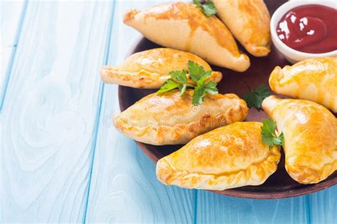 Empanadas Cozidos Latino Americanos Da Carne Com Molho Imagem De Stock