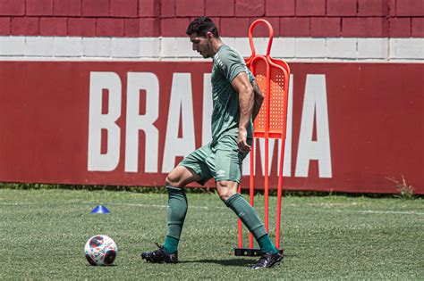 Nino demostra tranquilidade quanto à renovação Fluminense e fala da