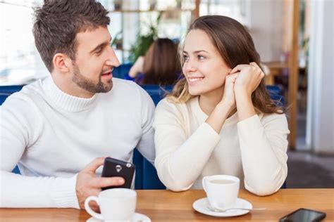 Pareja Joven Hablando En La Cafeter A Foto Premium