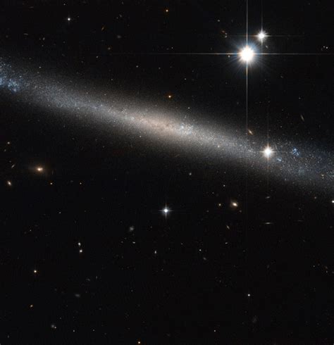 G1 Galáxia Superfina E Plana é Registrada Pelo Telescópio Hubble Da Nasa Notícias Em Ciência