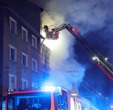 Verheerendes Feuer gelegt Brand mit vier Toten Kameras überführen