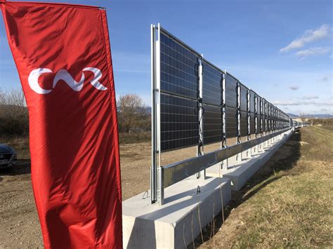 Un Parco Fotovoltaico Bifacciale Verticale Sugli Argini Del Rodano