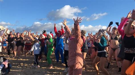 En Images Au Bain Des Givr S Des Sables Dolonne Personnes Se