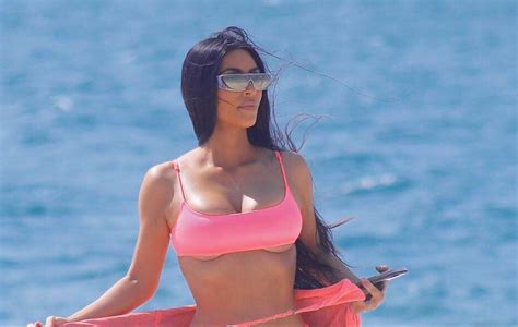 Kim Kardashian Luce Sus Curvas Con Bikini Blanco