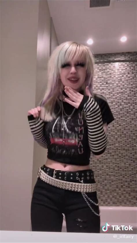 Pin de Natt Bayona em Emo Party 2023 | Looks