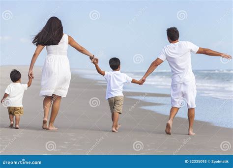 Madre Padre Y Familia De Dos Ni Os Del Muchacho Que Camina En La Playa