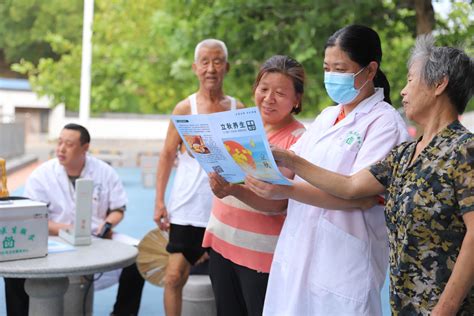 家庭医生巡诊讲养生，把健康送到群众家门口