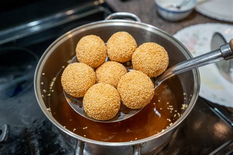 Amazingly Crispy and Chewy Chinese Sesame Balls Recipe (Must-Try!)