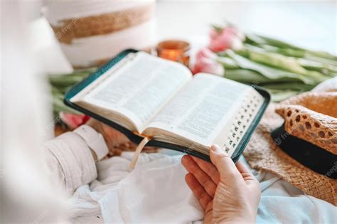 Primer plano de la biblia abierta en las manos | Foto Premium