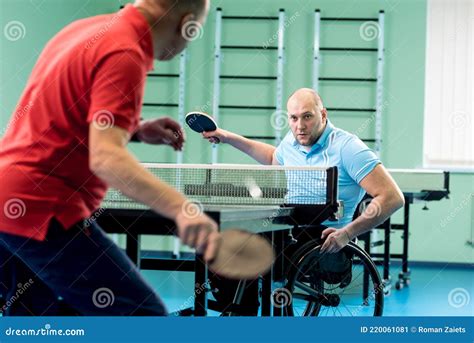 Adulto Discapacitado En Silla De Ruedas Juega Al Tenis De Mesa Con Su