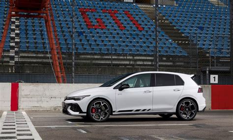 New Vw Golf Gti Clubsport Breaks Cover At Nurburgring 24 Double Apex