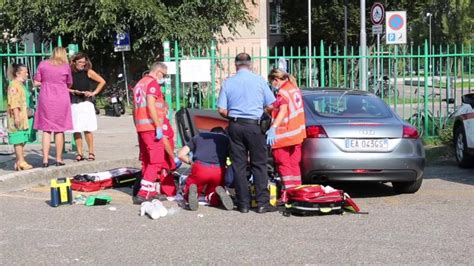 Reggio Emilia Accompagna Il Figlio A Scuola E E Muore Davanti Al Polo