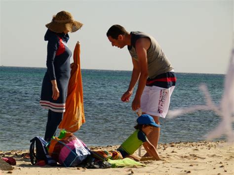 Burkini Il Dibattito Sul Velo Visto Da Una Spiaggia Della Tunisia Il