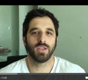 Rafinha Bastos em video nega noticia de preferência gay veja isso aqui Blue Bus