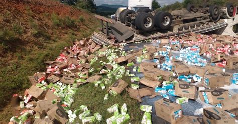 Caminh O Tomba Derrama Carga De Leite E Interdita Rodovia Da Serra