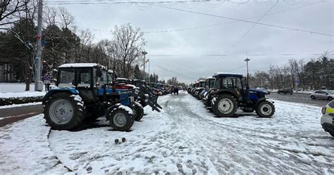 foto Agricultorii își retrag tractoarele din PMAN Noi am făcut tot