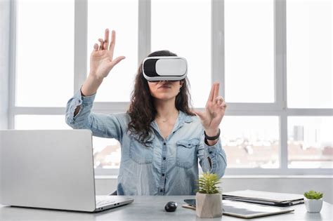 Menina as mãos para cima usando os óculos de realidade virtual