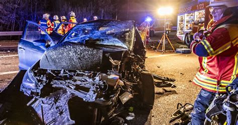 Unfall Bei Ensdorf Autos Prallen Frontal Aufeinander Lebensgefahr