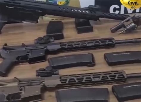 Jornal Somos Homem Com Arsenal De Armas De Fogo E Munições é Preso Em