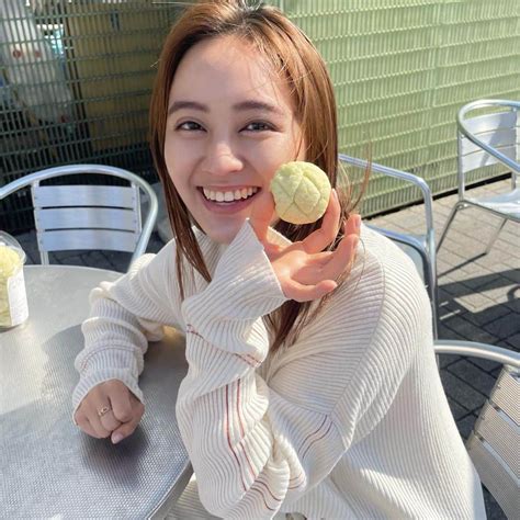 岡田結実さんのインスタグラム写真 岡田結実instagram「なんか兄に載っけろって言われました🥶🐬🙋🏻‍♂️」3月20日 18時43