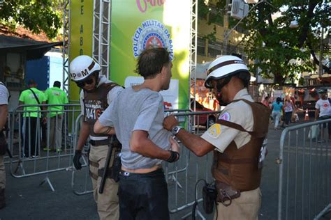 Polícia Revista 20 Mil Foliões Por Hora Na Entrada Dos Circuitos Do Carnaval