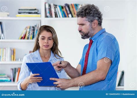 Beau Secrétaire Blond Parlant Avec L homme D affaires D une