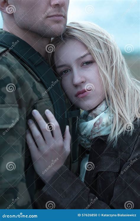 Dire Au Revoir Au Mari Militaire Photo Stock Image Du Tristesse