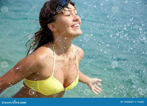 Femme Dans Le Bikini Se Baignant En Mer Image Stock Image Du Coffre Glaces