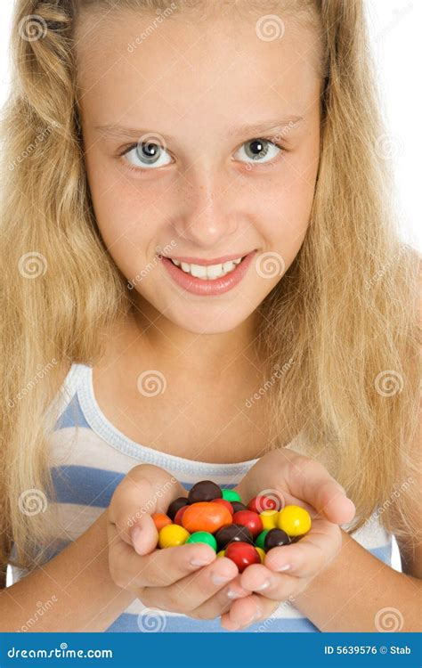 Jeune Fille De Sourire Avec La Sucrerie De Chocolat Photo Stock Image