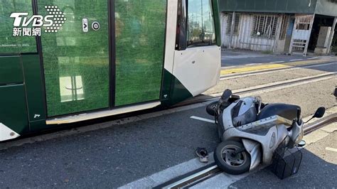 疑違規右轉！機車撞高雄輕軌列車 騎士命危送醫急救 Yahoo奇摩汽車機車