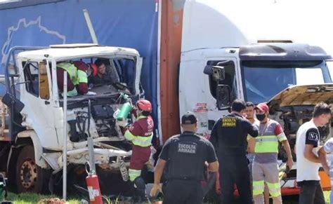 Caminhoneiro Fica Preso S Ferragens Em Acidente Carga Explosiva