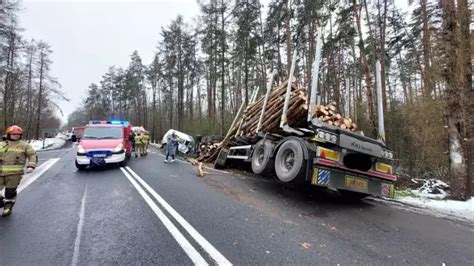 Uwaga Wypadek na DK27 na trasie Bieniów Żary Zderzyły się dwa auta