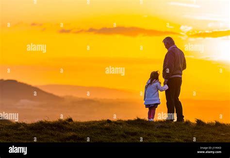 Relación Padre hija El padre y la hija juntos cogidos de la mano sobre