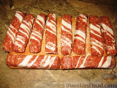 Рецепт: Чевапчичи (жареные колбаски) в беконе на RussianFood.com